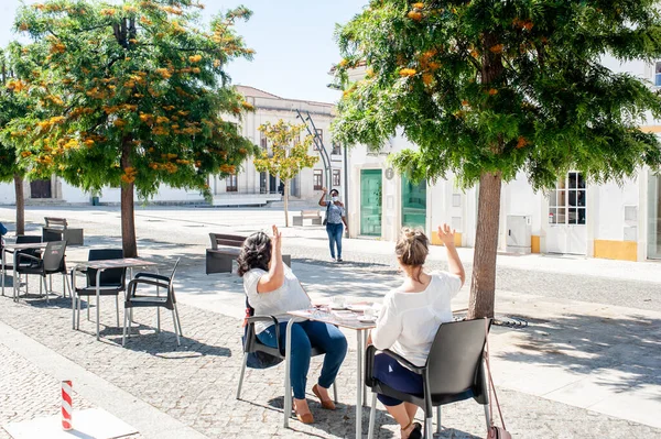 Mujeres Raza Mixta Sentadas Café Calle Saludando Desde Lejos Amigo Imagen De Stock