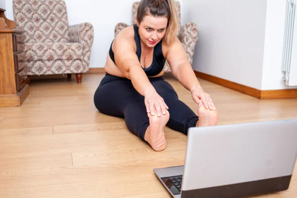 Además Mujer Tamaño Esparciendo Cuerpo Una Clase Gimnasia Casa Ella Imágenes De Stock Sin Royalties Gratis