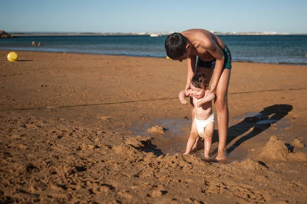 Niño Mayor Jugando Playa Con Hermanito Pequeño Gran Espacio Para Imágenes De Stock Sin Royalties Gratis