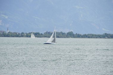 Rüzgar şiddetliyken Bodensee 'de yelken açmak