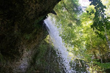 Şelalede güneş ışığı uzun pozlarda