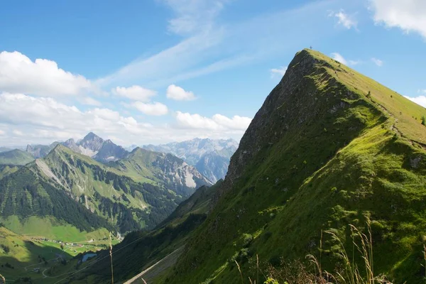 奥地利海拔2134米的阿尔卑斯山全景照片 图库照片