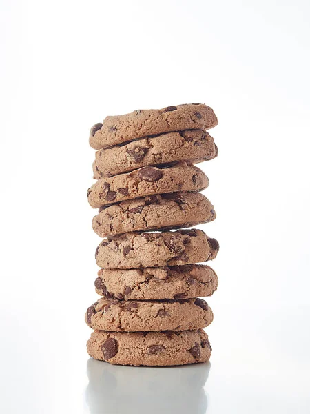 Beyaz arkaplanda izole edilmiş çerez yığını.