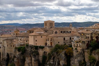 İspanya 'nın Cuenca şehrinde asılmış evler. Kayalıkların üzerine inşa edilmiş turistik evler..