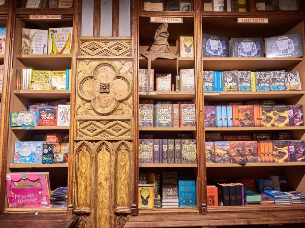 Porto, Portekiz - 23 Ağustos 2020: Porto 'nun tarihi merkezindeki popüler kütüphane Lello ve Irmao.