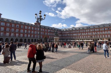 MADRID, İspanya - Kasım 03 2019: Plaza Mayor Madrid 'in merkezi bir plazasıdır. Madrid 'in mimarisi ve simgesi