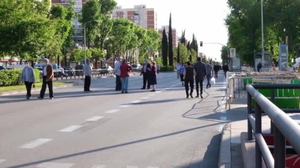 Madrid Hiszpania Maj 2020 Osoby Spacerujące Zachowując Dystans Społeczny — Wideo stockowe