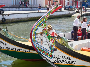 Aveiro, Portekiz - 22 Ağustos 2020: Portekiz 'in Aveiro kanalı üzerindeki geleneksel tekneler. Aveiro 'da renkli Moliceiro tekne gezileri turistler arasında, büyüleyici kanalların keyfini çıkarmak için popülerdir.