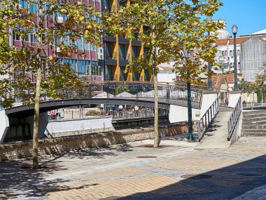 Aveiro, Portekiz - 22 Ağustos 2020: kanal köprüsü Aveiro, Portekiz 'in Venedik adlı harika şehri.