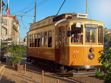 Porto, Portekiz - 23 Ağustos 2020: Portekiz 'in Porto kentindeki ünlü retro turist tramvayı.