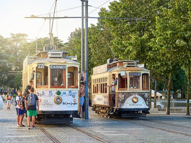 Porto, Portekiz - 23 Ağustos 2020: Portekiz 'in Porto kentindeki ünlü retro turist tramvayı.