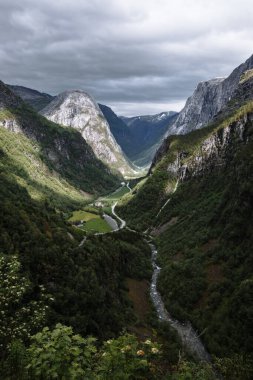 Dikey Norveç manzarası. Kuzeydeki küçük köyün bulunduğu vadi.