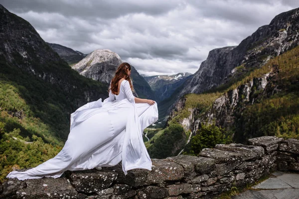 Una Novia Caminando Largo Del Borde Una Pared Piedra Contra — Foto de Stock