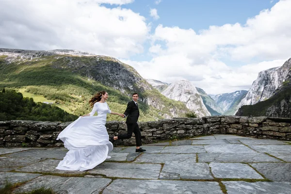 Pasgetrouwden Lopen Samen Een Stenen Pad Tegen Achtergrond Van Bergen — Stockfoto