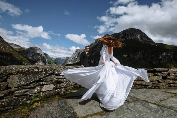 Pasgetrouwden Achtergrond Van Bergen Bruid Een Lange Trouwjurk Gaat Naar — Stockfoto
