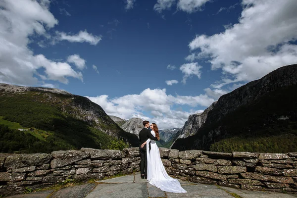 Bruidegom Omarmt Bruid Mensen Klampen Zich Aan Elkaar Vast Pasgetrouwden — Stockfoto