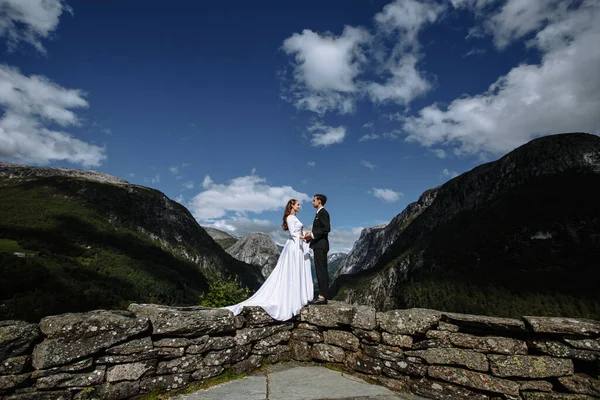 Pasgetrouwden Achtergrond Van Hoge Bergen Bruid Bruidegom Houden Elkaars Hand — Stockfoto