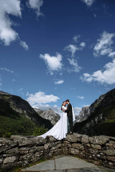Pasgetrouwden Achtergrond Van Hoge Bergen Bruid Bruidegom Houden Elkaars Hand — Stockfoto
