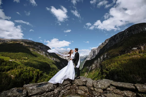 Pasgetrouwden Achtergrond Van Hoge Bergen Bruid Bruidegom Staan Een Stenen — Stockfoto