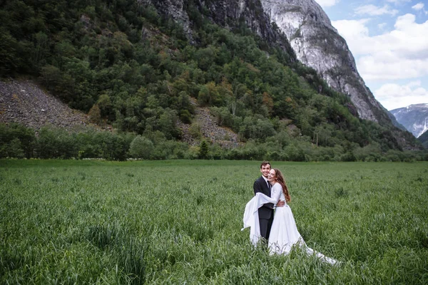 Lachen Pasgetrouwden Staan Het Groene Sappige Gras Tegen Achtergrond Van — Stockfoto