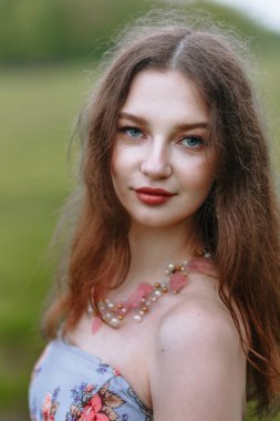 Doğada bir kızın portresi.