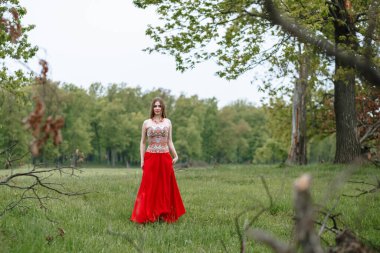 Doğada bir kızın portre çekimi. Modern kırmızı başlıklı.