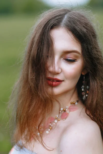 Doğada bir kızın portresi.