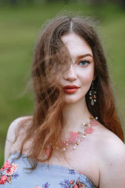 Doğada bir kızın portresi.