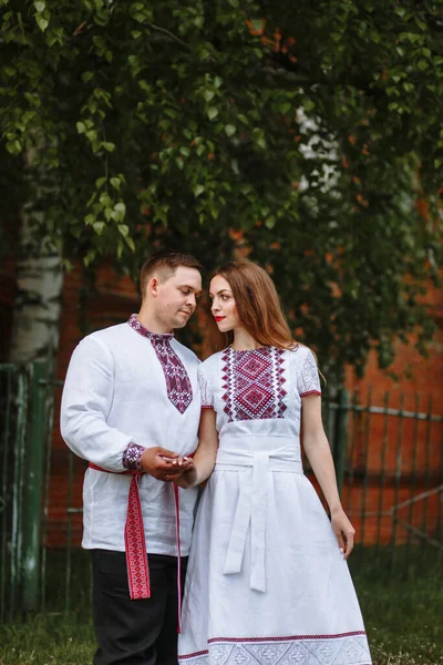 Αναπαράσταση Παραδοσιακών Ρωσικών Φορεμάτων Εραστές Στη Φύση — Φωτογραφία Αρχείου