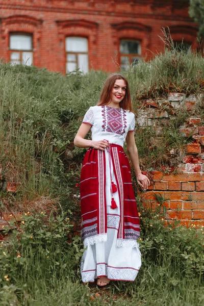 Reconstruction Traditional Russian Dresses Model Nature — Stock Photo, Image