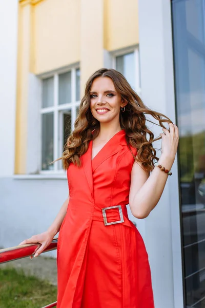 Modelo Mostrando Vestido Vermelho Claro — Fotografia de Stock