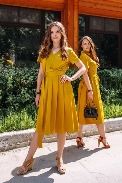 マスタード色のドレスの2つのモデル — ストック写真