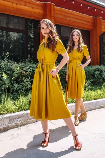 マスタード色のドレスの2つのモデル — ストック写真