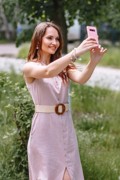 Påvisande Elegant Rosa Klänning Gatan — Stockfoto