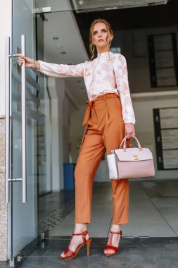 Mağazada zarif bir elbisenin tanıtımı