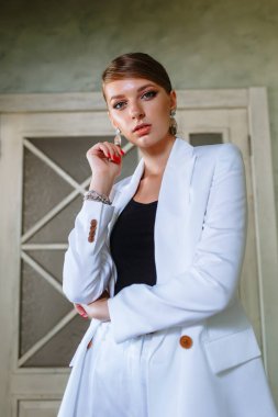 Restoranın lobisinde sergi salonu için kıyafet gösterisi.