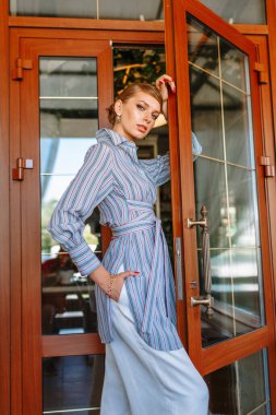 Açık mavi yaz elbiseli kız, Japon tarzı bağlanmış.