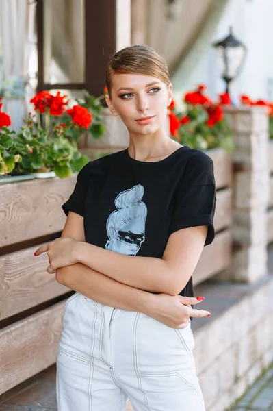 Modelo Uma Camiseta Preta Fica Uma Rua Verão — Fotografia de Stock