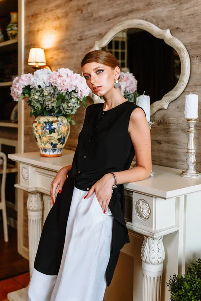 Ein Mädchen Abendkleid Mit Hose Einem Restaurant Demonstration Der Kleidung — Stockfoto