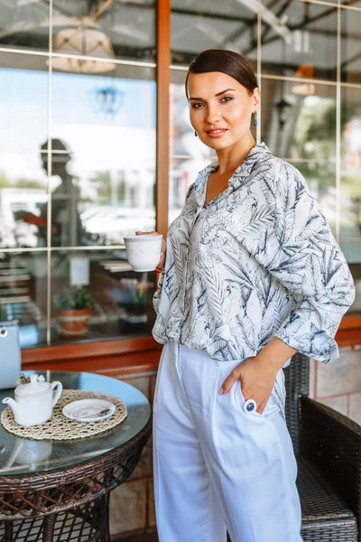 Mädchen Leichter Sommerkleidung Einem Restaurant — Stockfoto