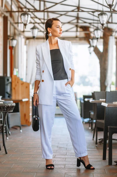 Business Girl White Suit Lobby Restaurant Demonstration Clothing — Stock Photo, Image