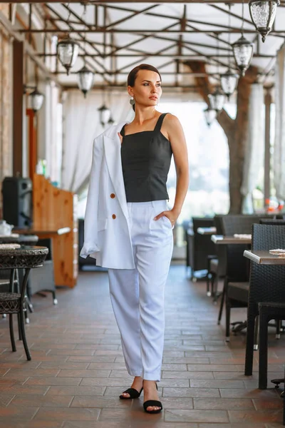 Geschäftsfrau Weißen Anzug Der Lobby Eines Restaurants Demonstration Der Kleidung — Stockfoto