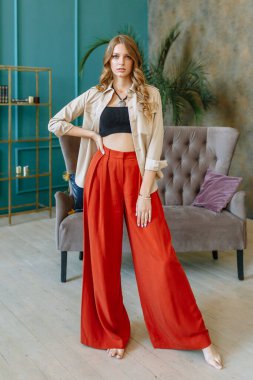 Stüdyodaki bir manken tarafından sergi için giysi tanıtımı