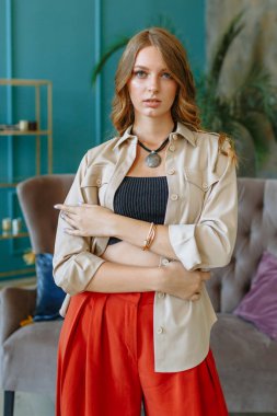 Stüdyodaki bir manken tarafından sergi için giysi tanıtımı