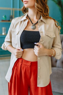 Stüdyodaki bir manken tarafından sergi için giysi tanıtımı