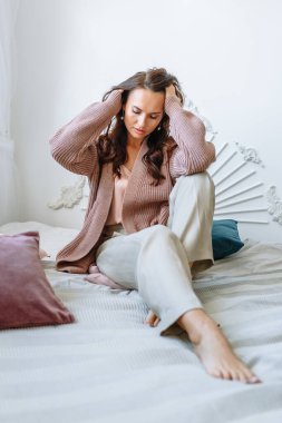 Stüdyodaki bir manken tarafından sergi için giysi tanıtımı