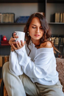 Stüdyodaki bir manken tarafından sergi için giysi tanıtımı