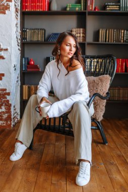 Stüdyodaki bir manken tarafından sergi için giysi tanıtımı