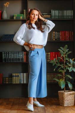 Stüdyodaki bir manken tarafından sergi için giysi tanıtımı