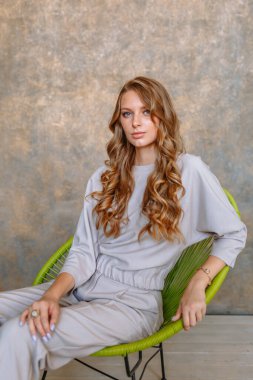 Stüdyodaki bir manken tarafından sergi için giysi tanıtımı